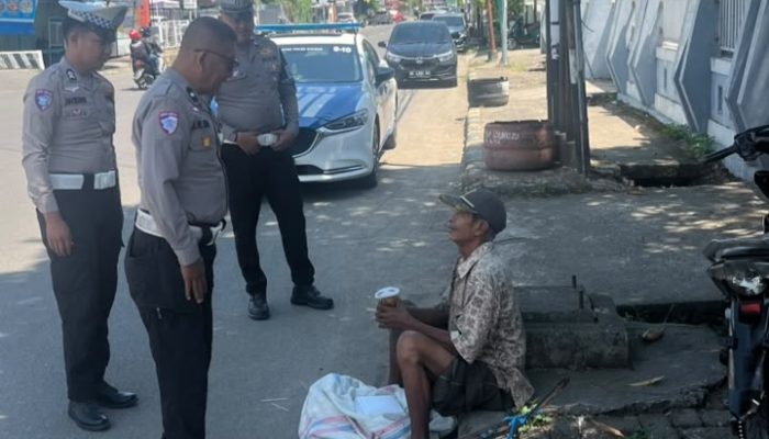 Berburu Berkah Jumat: Ditlantas Polda Sulbar Tebar Senyum, Ringankan Beban Lewat Berbagi Makanan dan Minuman
