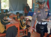 Ditlantas Polda Sulbar Bagikan Bendera Merah Putih di SD Lengke: Tanamkan Cinta Tanah Air Sejak Dini