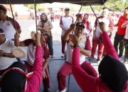 Gandengan Tangan Taklukkan Batang Licin, Panjat Pinang Jadi Puncak Keseruan Semarak Kemerdekaan di Polda Sulbar