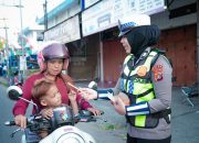 Manis dan Menawan, Polwan Ditlantas Polda Sulbar Peringati HUT ke-78 dengan Aksi Cinta Keselamatan di Jalan Raya