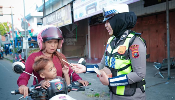 Manis dan Menawan, Polwan Ditlantas Polda Sulbar Peringati HUT ke-78 dengan Aksi Cinta Keselamatan di Jalan Raya