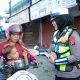 Manis dan Menawan, Polwan Ditlantas Polda Sulbar Peringati HUT ke-78 dengan Aksi Cinta Keselamatan di Jalan Raya