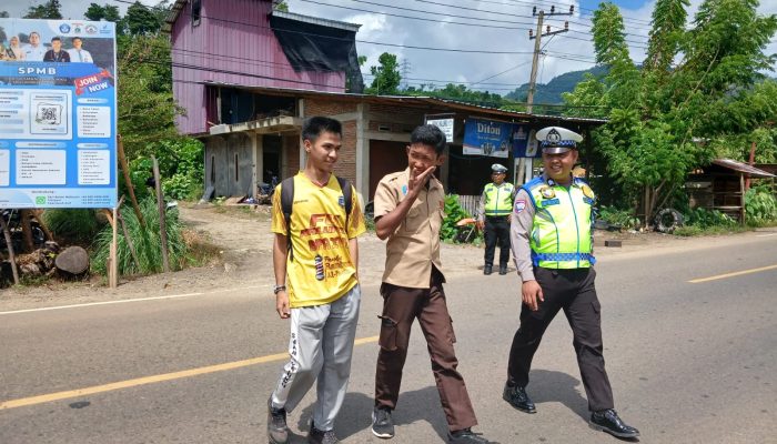Di SMAN 2 Mamuju, Polantas Hadir Melayani dan Tanamkan Kesadaran Keselamatan Berlalu Lintas Sejak Dini