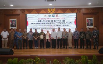 Serahkan Sertipikat Aset BMD dan BUMD Pemprov Kalsel, Wamen Ossy: Perkuat Kepastian Hukum Aset Daerah