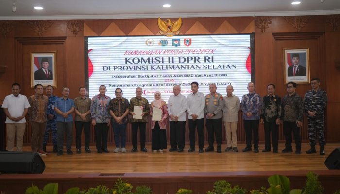 Serahkan Sertipikat Aset BMD dan BUMD Pemprov Kalsel, Wamen Ossy: Perkuat Kepastian Hukum Aset Daerah