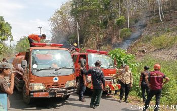 TRC BPBD Sulbar Bersama Damkar-TNI-Polri-Masyarakat Padamkan Kebakaran di Lingkungan Bulutakkang