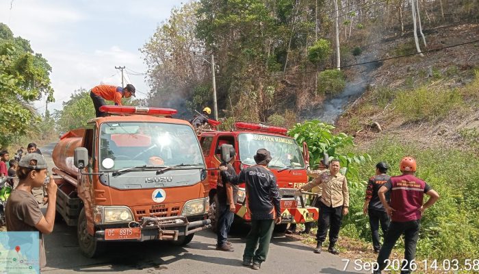 TRC BPBD Sulbar Bersama Damkar-TNI-Polri-Masyarakat Padamkan Kebakaran di Lingkungan Bulutakkang