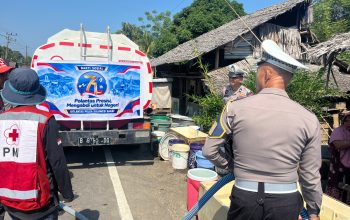 Krisis Air di Saluleang, Polantas Polda Sulbar Salurkan 10.000 Liter Air Bersih Sebagai Makna Pengabdian HUT Lantas ke-71