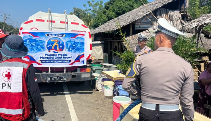 Krisis Air di Saluleang, Polantas Polda Sulbar Salurkan 10.000 Liter Air Bersih Sebagai Makna Pengabdian HUT Lantas ke-71