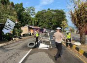 Respon Cepat Ditlantas Polda Sulbar Evakuasi Pohon dan Tiang Lampu Tumbang Akibat Hujan Angin