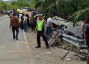 Polisi dan Warga Sigap Evakuasi Korban Bus Terperosok di Karossa