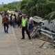 Polisi dan Warga Sigap Evakuasi Korban Bus Terperosok di Karossa