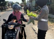 Pengendara Tertib di Mamuju Dapat Kejutan Manis Dari Polantas Polda Sulbar Pulang Bawa Sayur Segar