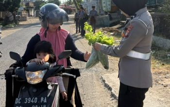 Pengendara Tertib di Mamuju Dapat Kejutan Manis Dari Polantas Polda Sulbar Pulang Bawa Sayur Segar