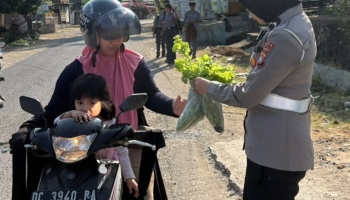 Pengendara Tertib di Mamuju Dapat Kejutan Manis Dari Polantas Polda Sulbar Pulang Bawa Sayur Segar