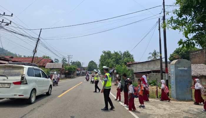 Polantas Polda Sulbar Hadir Jaga Langkah Pulang Para Pelajar