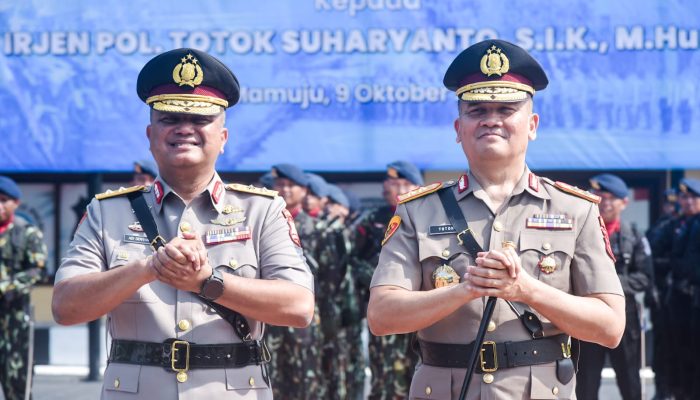 Farewell and Welcome Parade Polda Sulbar, Estafet Komando dari Adi Deriyan ke Totok Suharyanto