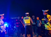 Polantas Karib Polda Sulbar, Patroli di Titik Rawan, Edukasi Keselamatan dan Berbagi Air Dengan Pengguna Jalan