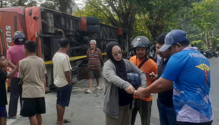 Bus Makassar-Palu Terbalik di Mamuju, Tim Biddokkes Polda Sulbar Respon Cepat Evakuasi 26 Korban
