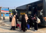 Wujudkan Polisi Bersama Masyarakat, Polresta Mamuju Fasilitasi Antar Jemput 39 Santri ke Pantai Tapandullu