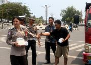 Sempat Kaget Dikira Razia, Sopir Lintas Daerah Penuh Senyuman Dapat Paket Makan Gratis dari Polantas Sulbar
