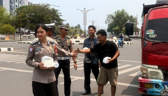 Sempat Kaget Dikira Razia, Sopir Lintas Daerah Penuh Senyuman Dapat Paket Makan Gratis dari Polantas Sulbar