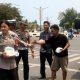 Sempat Kaget Dikira Razia, Sopir Lintas Daerah Penuh Senyuman Dapat Paket Makan Gratis dari Polantas Sulbar