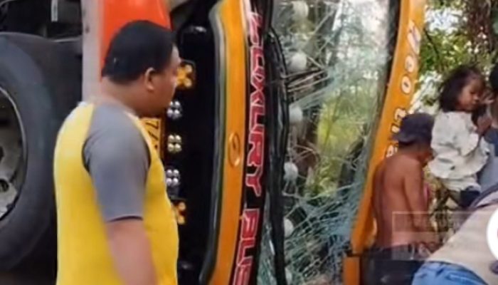 Polsek Kota Mamuju Sigap Evakuasi 21 Korban Kecelakaan Bus Neo Trans Kerumah sakit dan 5 Penumpang Selamat Tanpa Cedera