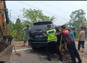 Gerak Cepat Polantas Polda Sulbar Hadir Bersama Masyarakat Evakuasi Mobil Masuk Lereng