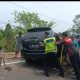 Gerak Cepat Polantas Polda Sulbar Hadir Bersama Masyarakat Evakuasi Mobil Masuk Lereng