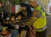 Polantas Polda Sulbar Berbagi Masker di Tengah Kabut Asap: Hadir Melindungi, Pastikan Perjalanan Aman dan Selamat