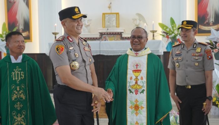 Titip Doa, Dengarkan Harapan: Kehangatan Minggu Kasih Kapolda Sulbar di Gereja Santa Maria