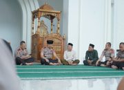 Sholat Dzuhur di Masjid Raya Suada, Kapolda Sulbar Silaturahmi dengan Imam dan Titip Doa untuk Tugas