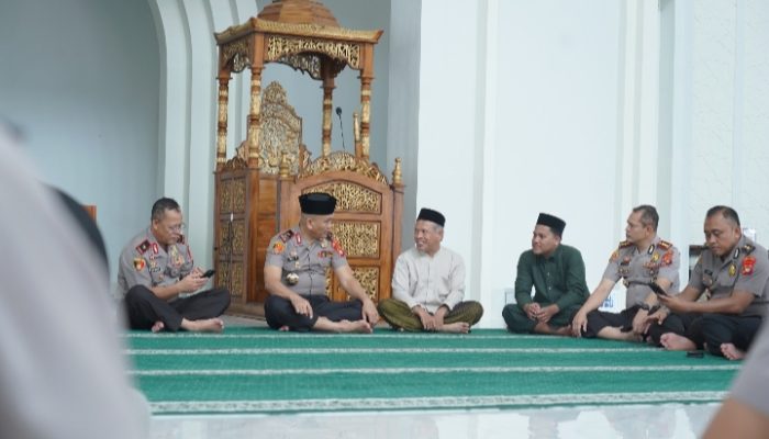 Sholat Dzuhur di Masjid Raya Suada, Kapolda Sulbar Silaturahmi dengan Imam dan Titip Doa untuk Tugas