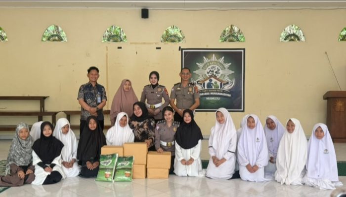 Jumat Berkah, Ditlantas Polda Sulbar Tebar Kebaikan di Panti Asuhan Putri Manakarra Muhammadiyah Mamuju