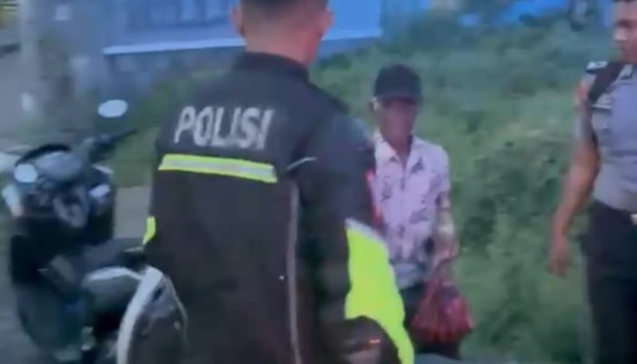 Kelelahan dan Sakit di Tengah Jalan, Seorang Kakek Dibantu Polisi Pakai Mobil Patroli ke Tasiu