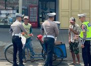 Jumat Penuh Berkah, Polantas Polda Sulbar Tebar Kebaikan, Hadir Membawa Harapan dan Senyum Warga