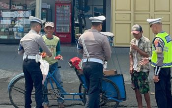 Jumat Penuh Berkah, Polantas Polda Sulbar Tebar Kebaikan, Hadir Membawa Harapan dan Senyum Warga
