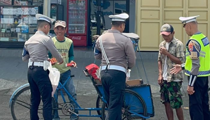 Jumat Penuh Berkah, Polantas Polda Sulbar Tebar Kebaikan, Hadir Membawa Harapan dan Senyum Warga
